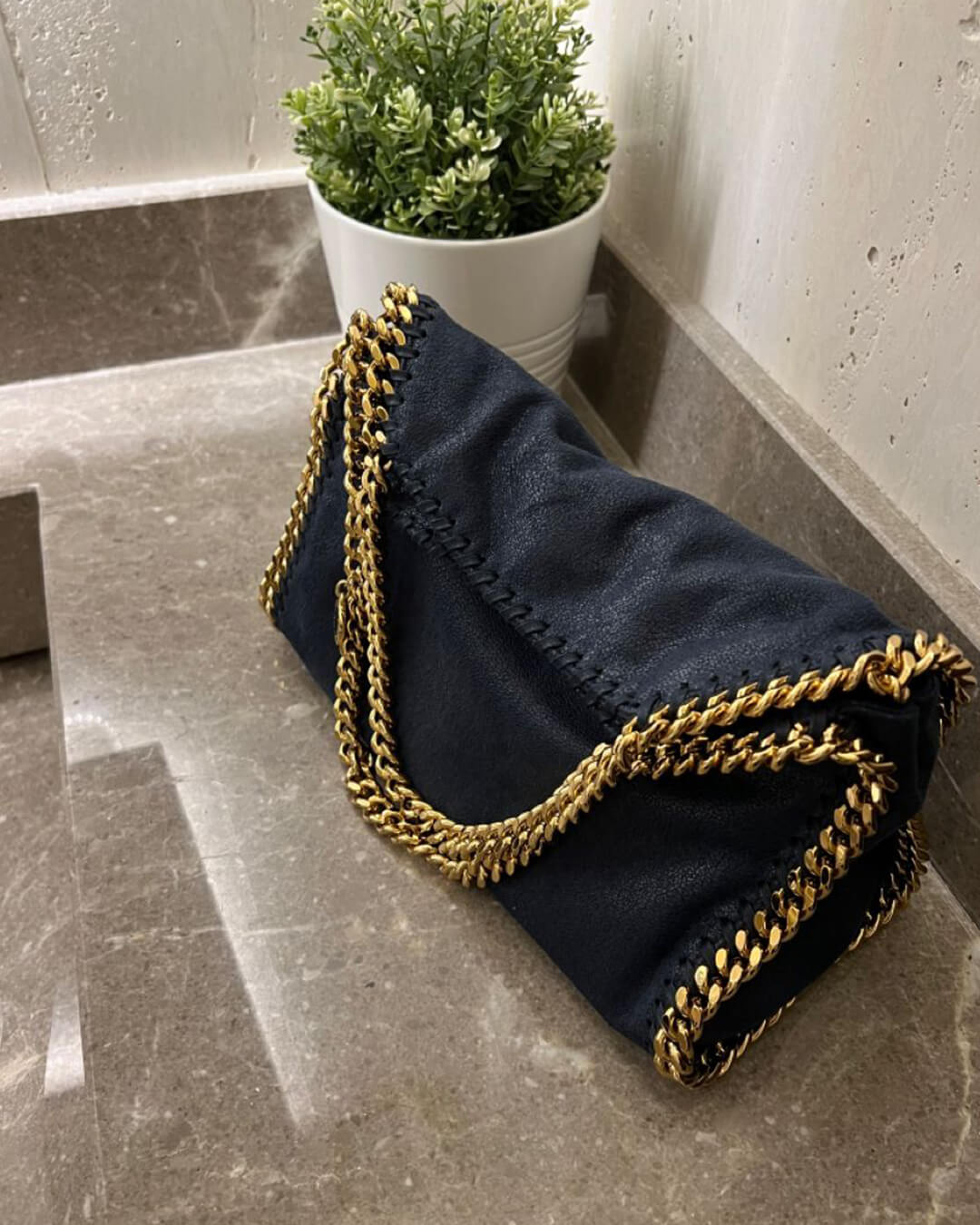 Emma™ | Women's handbag with elegant chain